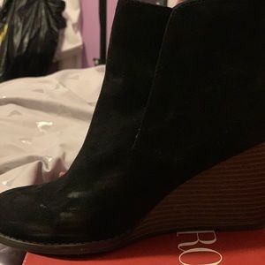 Black shoe boots